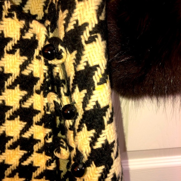 Vintage houndstooth coat with fur collar and cuffs - Picture 2 of 5